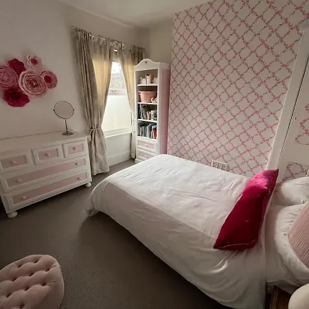 Elegant & Spacious 3 Bed *