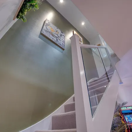 Borough Market - Hot Tub, Gaming & Cinema * London
