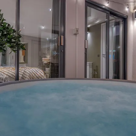 Borough Market - Hot Tub, Gaming & Cinema