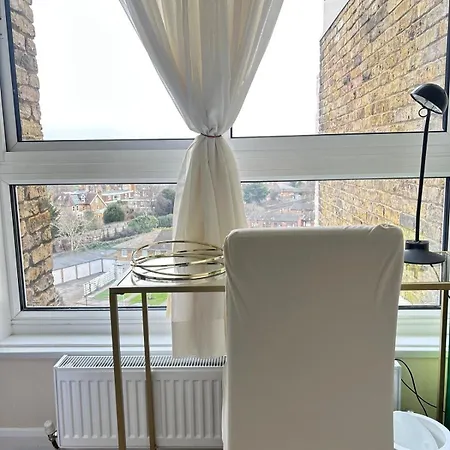 Barnes Flat, 2bed 2bath, Parking, Breakfast לונדון