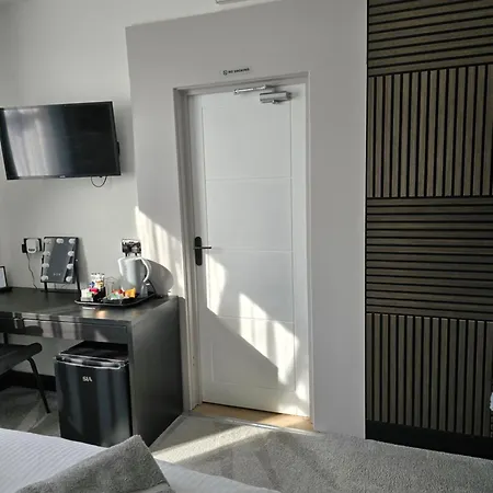 Guest house Double With Ensuite Bathroom