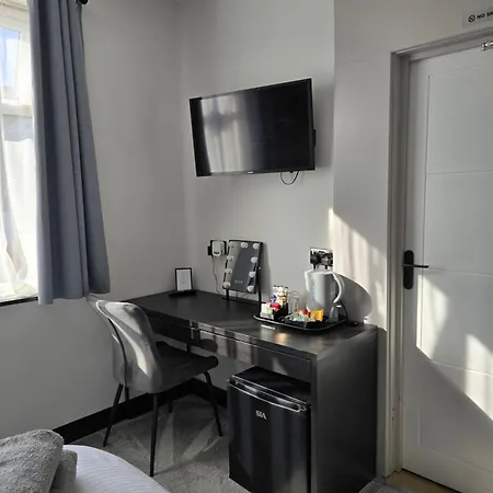 Double With Ensuite Bathroom Feltham