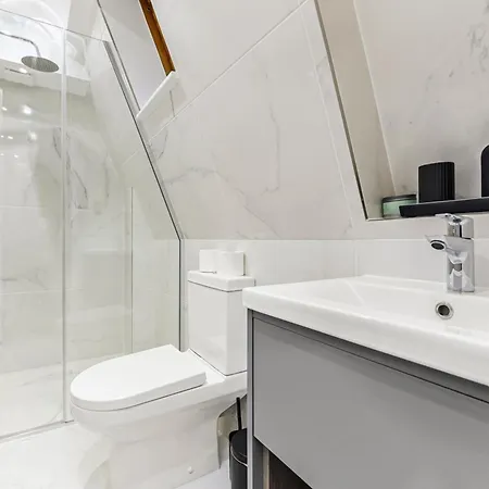 Upscale 3-br Haven In Highend And Trendy Location *