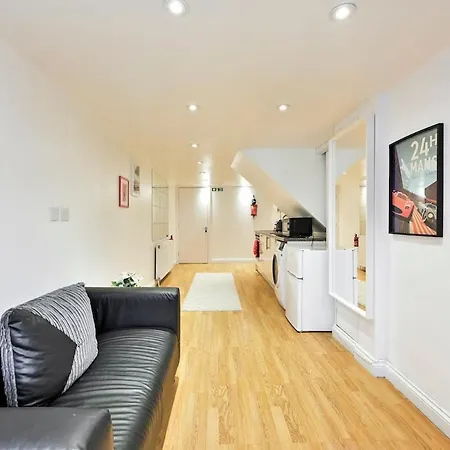 Lägenhet 1-bedroom Flat Near Tube *