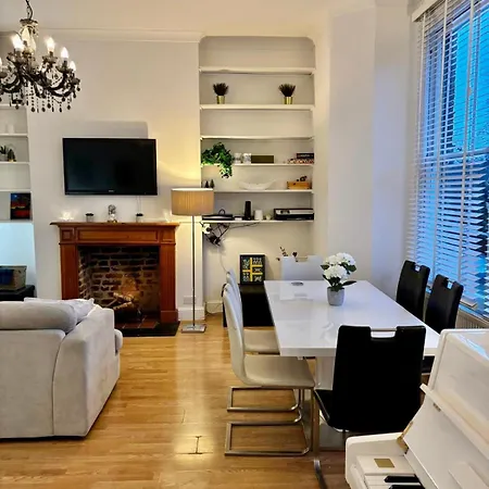 アパート Beautiful 2 Bed In Queens Park, ロンドン