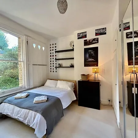 Beautiful 2 Bed In Queens Park, * ロンドン
