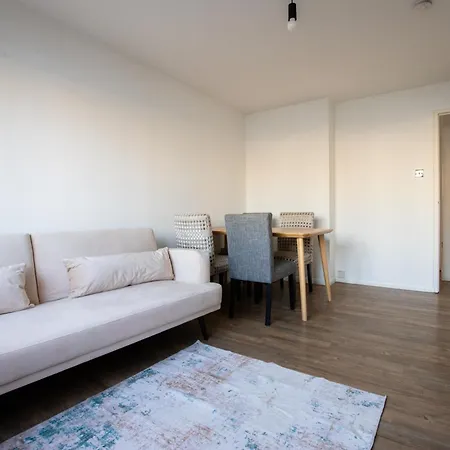 Londwell, Canary Wharf Riverfront Chic