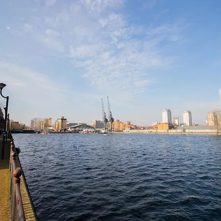Londwell, Canary Wharf Riverfront Chic London