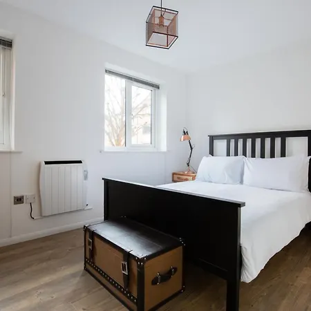 Londwell, Canary Wharf Riverfront Chic