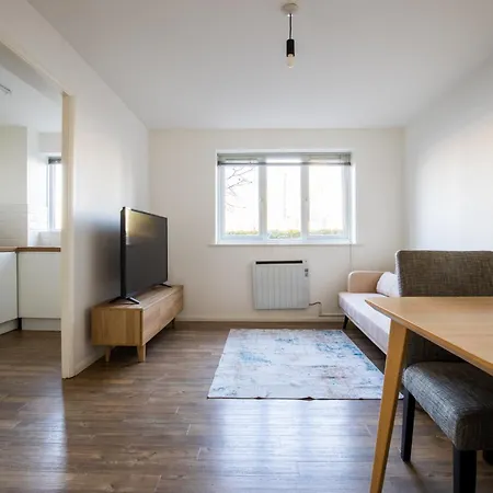 Londwell, Canary Wharf Riverfront Chic