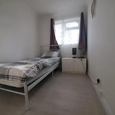 Holiday home 2 Bedroom Flat Near Heathrow Airport *