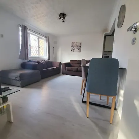 2 Bedroom Flat Near Heathrow Airport Holiday home Yiewsley
