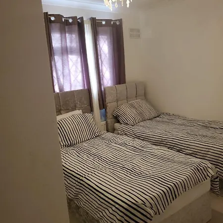 2 Bedroom Flat Near Heathrow Airport