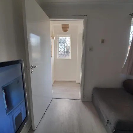 2 Bedroom Flat Near Heathrow Airport Holiday home