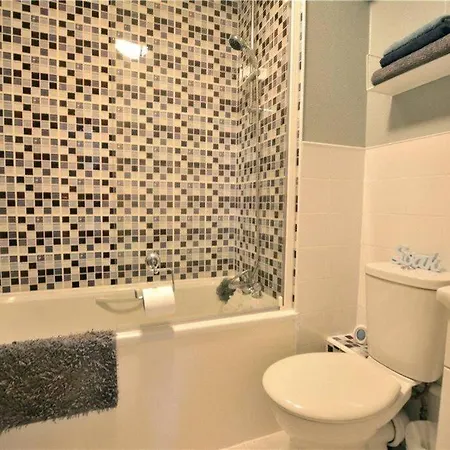 2 Bedroom Flat Near Heathrow Airport Holiday home *
