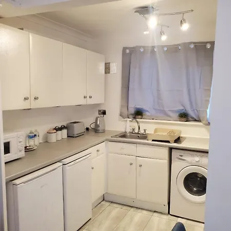 Holiday home 2 Bedroom Flat Near Heathrow Airport *