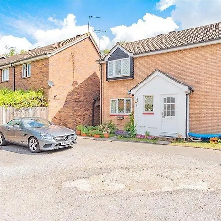 2 Bedroom Flat Near Heathrow Airport *
