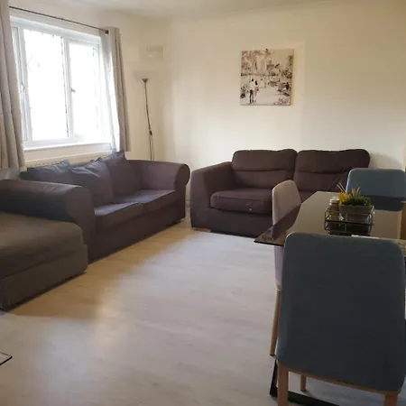 2 Bedroom Flat Near Heathrow Airport Holiday home