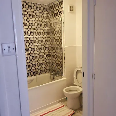 2 Bedroom Flat Near Heathrow Airport Holiday home Yiewsley
