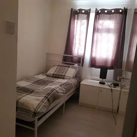 2 Bedroom Flat Near Heathrow Airport *