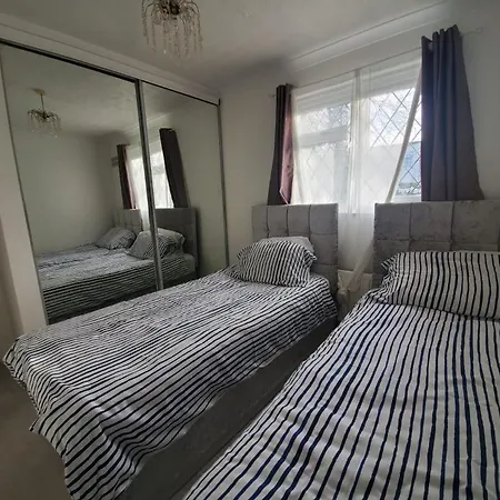 2 Bedroom Flat Near Heathrow Airport Holiday home