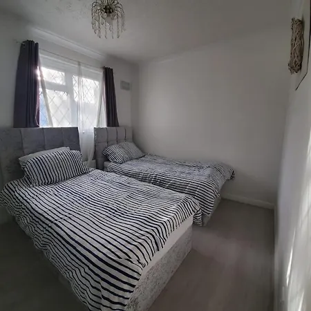 2 Bedroom Flat Near Heathrow Airport