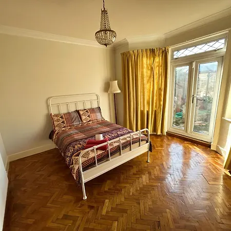 Guest house Double Bedroom Near Heathrow Airport & London *