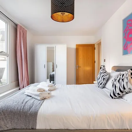 Eye ,split Level And Private Patio,sleeps 6 アパート