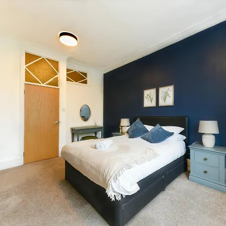 Spacious 2br, Free Parking & Wifi Near Station Apartment *