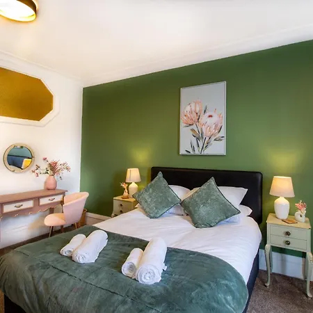 Apartment Spacious 2br, Free Parking & Wifi Near Station *