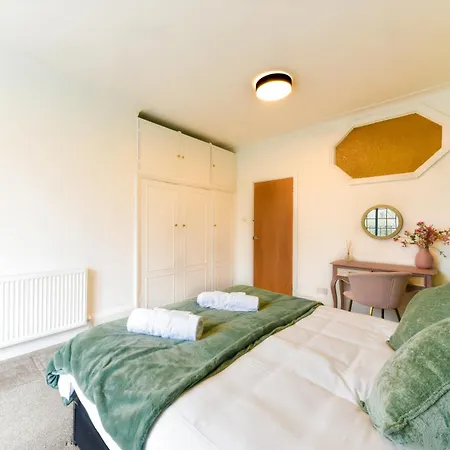 Spacious 2br, Free Parking & Wifi Near Station London