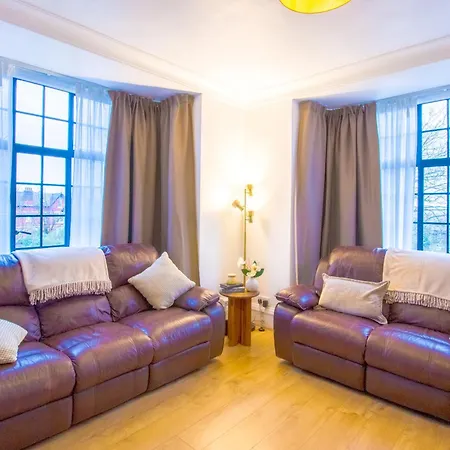 Spacious 2br, Free Parking & Wifi Near Station Apartment *