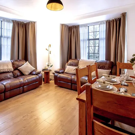 Spacious 2br, Free Parking & Wifi Near Station Apartment *