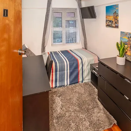4 Bedroom House Rented By The Guest house London