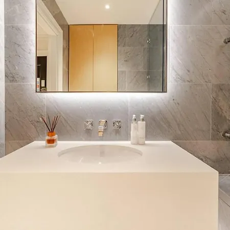 Luxurious 3 Bed Covent Garden Penthouse Apartment *