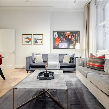Luxurious 3 Bed Covent Garden Penthouse Apartment *