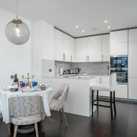 Riverfront Retreat In 2 Bed 2 Bath *