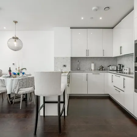 Appartement Riverfront Retreat In 2 Bed 2 Bath Londen