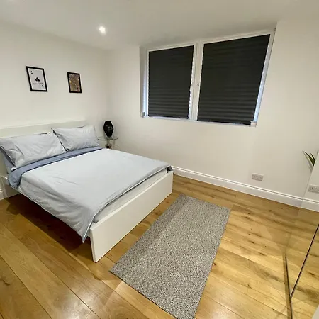 Newley Refurbished 2-bed Only Minutes From London's Attractions