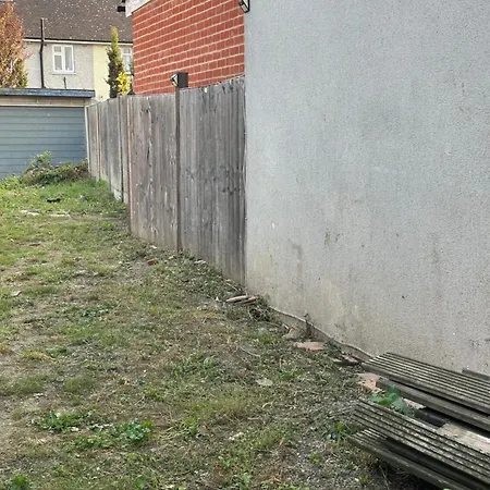 Luxury Ensuite In Crayford Dartford Bexley London With Full Kitchen And Side Garden Alleyway Entrance *