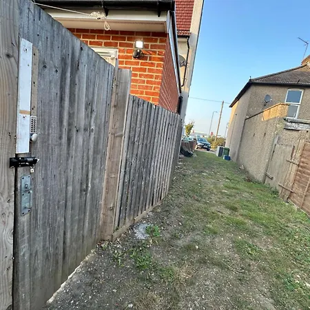 Luxury Ensuite In Crayford Dartford Bexley London With Full Kitchen And Side Garden Alleyway Entrance Erith