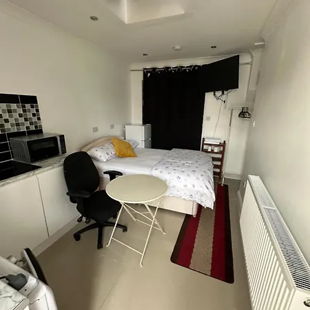 Luxury Ensuite In Crayford Dartford Bexley London With Full Kitchen And Side Garden Alleyway Entrance * Erith