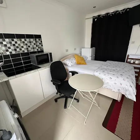Luxury Ensuite In Crayford Dartford Bexley London With Full Kitchen And Side Garden Alleyway Entrance Erith