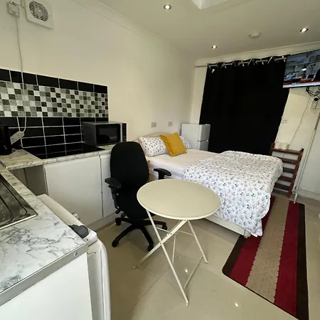 Luxury Ensuite In Crayford Dartford Bexley London With Full Kitchen And Side Garden Alleyway Entrance *