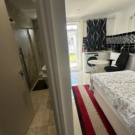 Luxury Ensuite In Crayford Dartford Bexley London With Full Kitchen And Side Garden Alleyway Entrance ゲストハウス