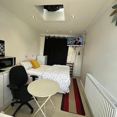 Luxury Ensuite In Crayford Dartford Bexley London With Full Kitchen And Side Garden Alleyway Entrance