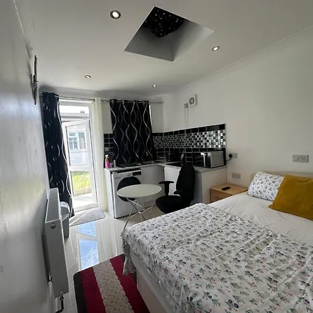ゲストハウス Luxury Ensuite In Crayford Dartford Bexley London With Full Kitchen And Side Garden Alleyway Entrance *