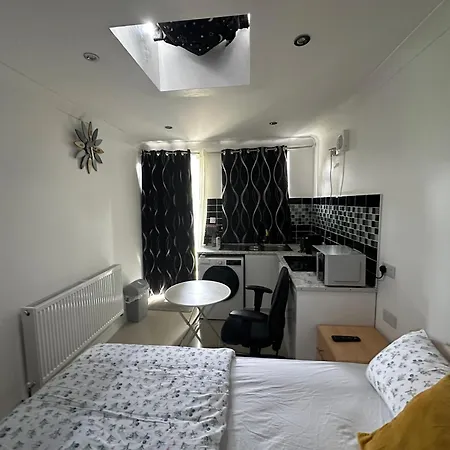 Luxury Ensuite In Crayford Dartford Bexley London With Full Kitchen And Side Garden Alleyway Entrance Erith