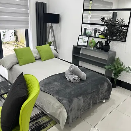 Urban Sleeps 6 Private Garden-family Pet Friendly