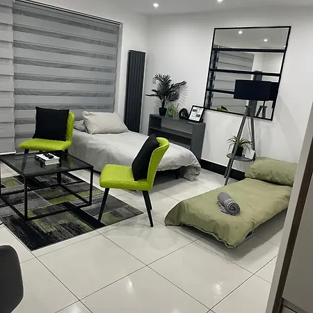 Apartment Urban Sleeps 6 Private Garden-family Pet Friendly